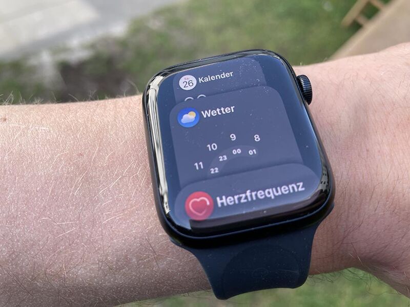 Man sieht die Wetterfunktion auf der Apple Watch Series 7.